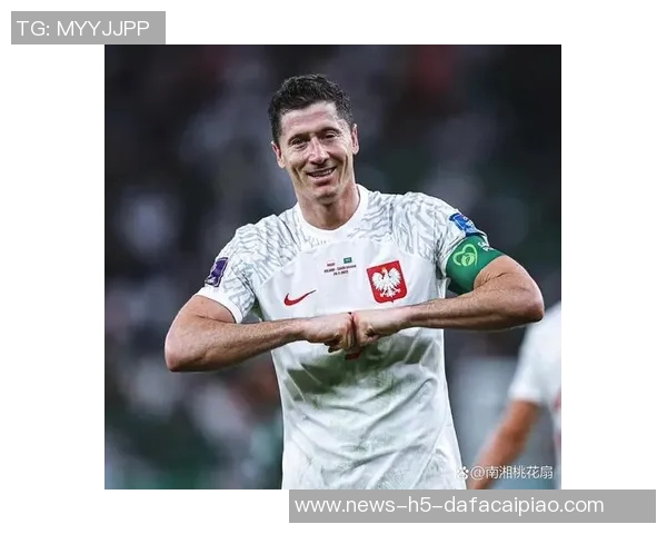 莱万回忆被前国家队主帅剥夺队长袖标时的震惊反应让我从椅子上摔了下来