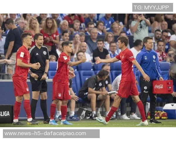 穆勒携家人共度假期现场观赛拜仁男篮圣诞前夕盛况